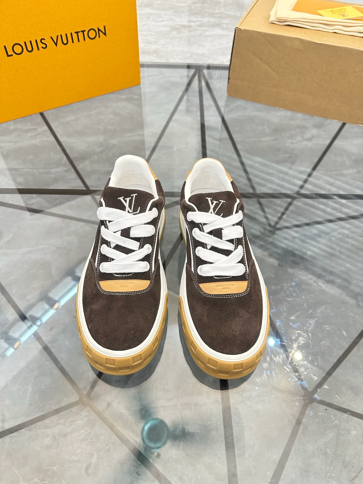 Men's shoes for sale 💰: 💰P660¥ Top quality Comes with airplane case Product trademark: LV* "Louis Vuitton*" low-top casual shoes Regular size: 35-44 (can be customized to 45) Couple style Product materials: imported nubuck leather upper, sheepskin lining, original outsole. Number: 819